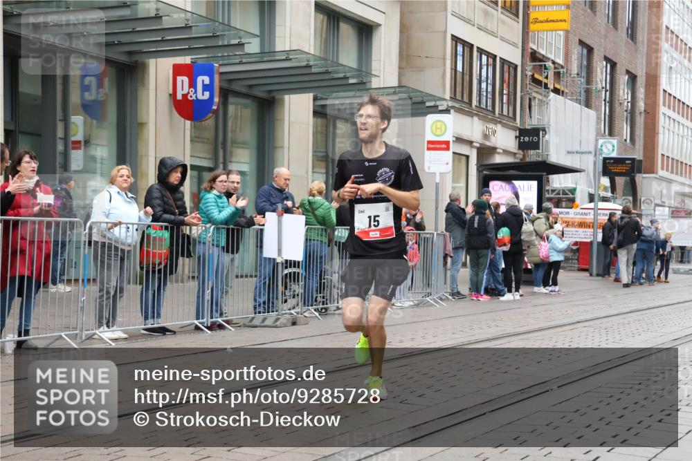 05.10.2025 - 20. swb-Marathon Bremen Strokosch-Dieckow http://msf.ph/oto/9285728 05.10.2025 12:10:26 Ziel 15, 15 meine-sportfotos.de