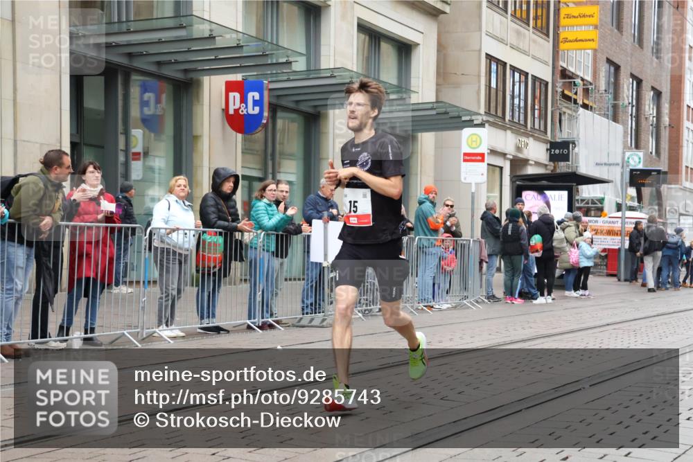 05.10.2025 - 20. swb-Marathon Bremen Strokosch-Dieckow http://msf.ph/oto/9285743 05.10.2025 12:10:27 Ziel 15, 15 meine-sportfotos.de
