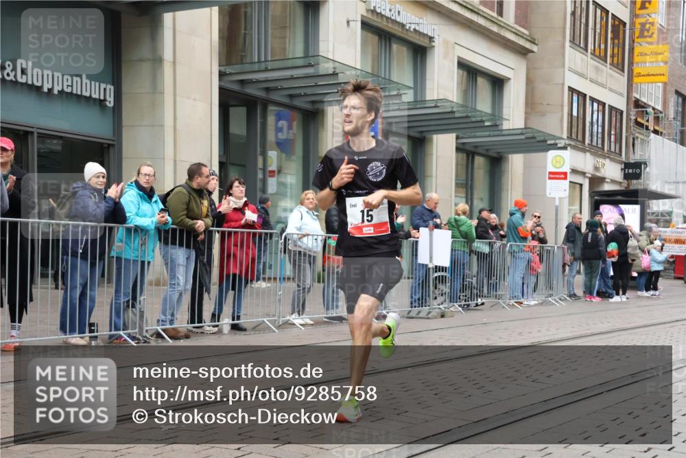 05.10.2025 - 20. swb-Marathon Bremen Strokosch-Dieckow http://msf.ph/oto/9285758 05.10.2025 12:10:27 Ziel 15, 15 meine-sportfotos.de