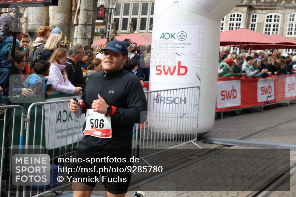 05.10.2025 - 20. swb-Marathon Bremen Yannick Fuchs http://msf.ph/oto/9285780 05.10.2025 13:03:57 Ziel 506, 3061, 3084, 6804 meine-sportfotos.de