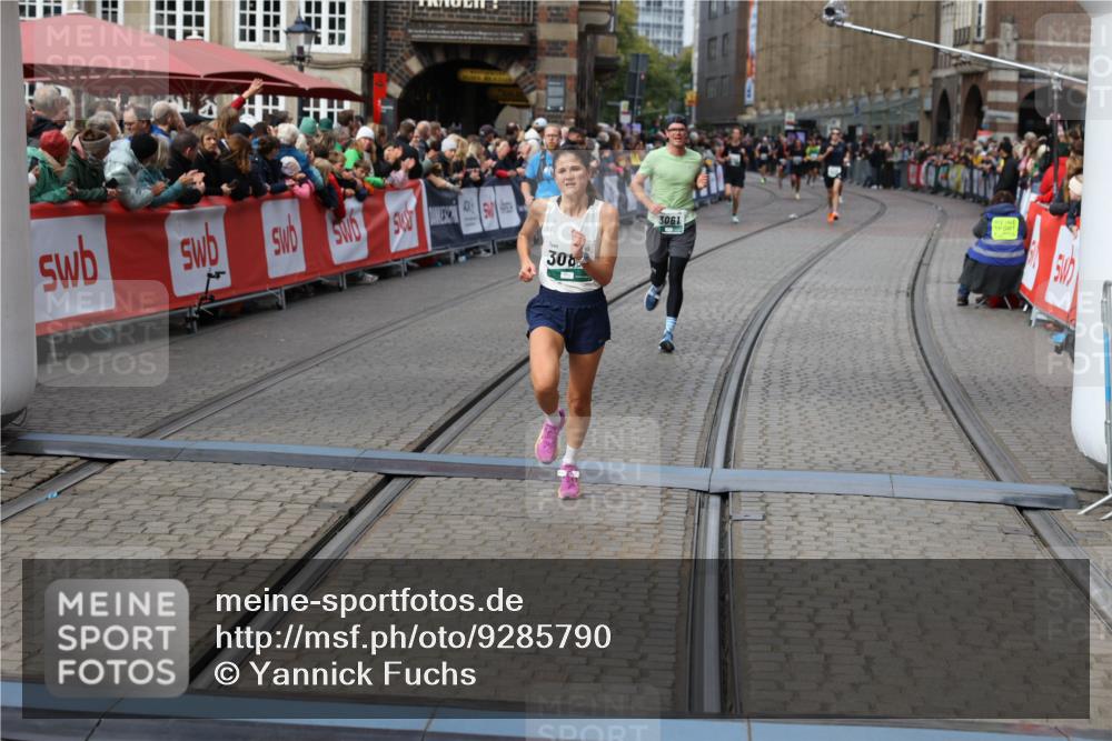 05.10.2025 - 20. swb-Marathon Bremen Yannick Fuchs http://msf.ph/oto/9285790 05.10.2025 13:03:58 Ziel 506, 1105, 3061, 3084 meine-sportfotos.de