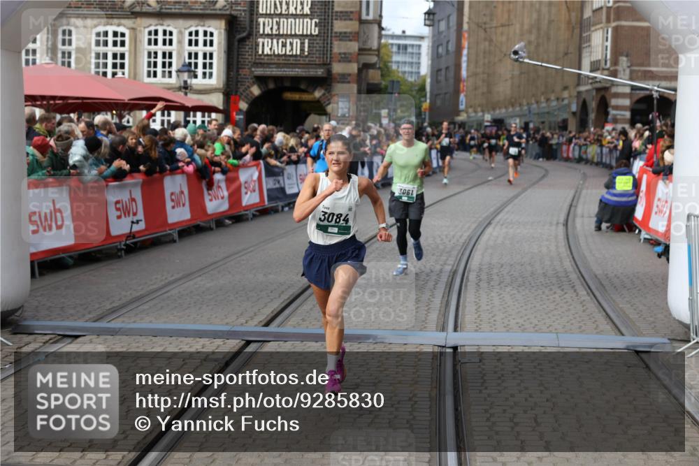 05.10.2025 - 20. swb-Marathon Bremen Yannick Fuchs http://msf.ph/oto/9285830 05.10.2025 13:03:58 Ziel 506, 1105, 3061, 3084 meine-sportfotos.de