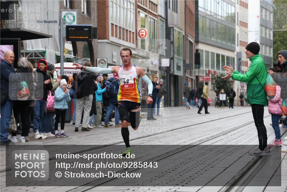 05.10.2025 - 20. swb-Marathon Bremen Strokosch-Dieckow http://msf.ph/oto/9285843 05.10.2025 12:12:10 Ziel 49, 49 meine-sportfotos.de