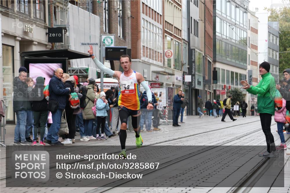 05.10.2025 - 20. swb-Marathon Bremen Strokosch-Dieckow http://msf.ph/oto/9285867 05.10.2025 12:12:11 Ziel 49, 49 meine-sportfotos.de