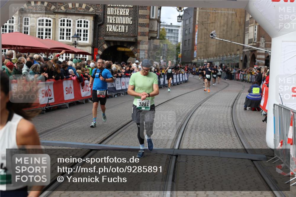 05.10.2025 - 20. swb-Marathon Bremen Yannick Fuchs http://msf.ph/oto/9285891 05.10.2025 13:04:00 Ziel 506, 1105, 3061, 3084 meine-sportfotos.de