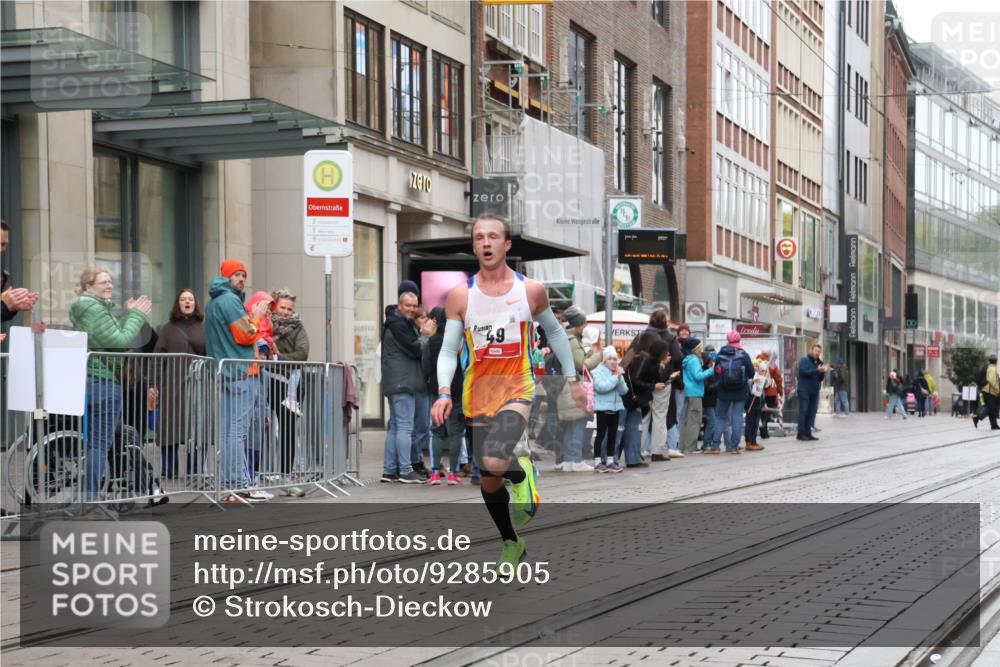 05.10.2025 - 20. swb-Marathon Bremen Strokosch-Dieckow http://msf.ph/oto/9285905 05.10.2025 12:12:12 Ziel 49, 49 meine-sportfotos.de