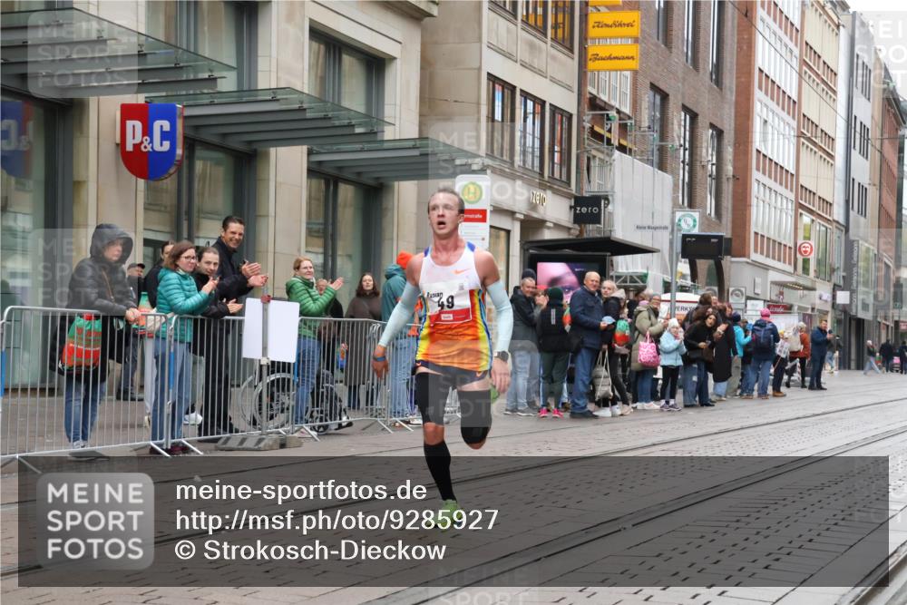 05.10.2025 - 20. swb-Marathon Bremen Strokosch-Dieckow http://msf.ph/oto/9285927 05.10.2025 12:12:12 Ziel 49, 49 meine-sportfotos.de