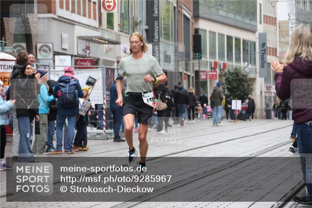 05.10.2025 - 20. swb-Marathon Bremen Strokosch-Dieckow http://msf.ph/oto/9285967 05.10.2025 12:12:55 Ziel 1301, 1301 meine-sportfotos.de