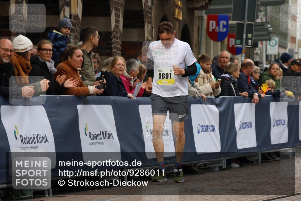 05.10.2025 - 20. swb-Marathon Bremen Strokosch-Dieckow http://msf.ph/oto/9286011 05.10.2025 11:18:50 Ziel 9691 meine-sportfotos.de