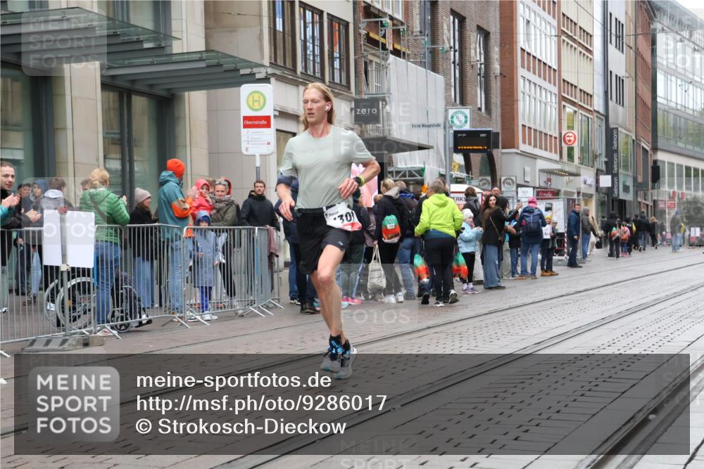05.10.2025 - 20. swb-Marathon Bremen Strokosch-Dieckow http://msf.ph/oto/9286017 05.10.2025 12:12:58 Ziel 1301, 1301 meine-sportfotos.de