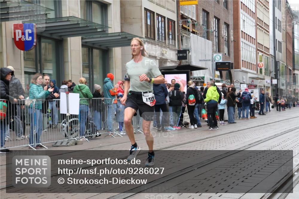 05.10.2025 - 20. swb-Marathon Bremen Strokosch-Dieckow http://msf.ph/oto/9286027 05.10.2025 12:12:59 Ziel 1301, 1301 meine-sportfotos.de