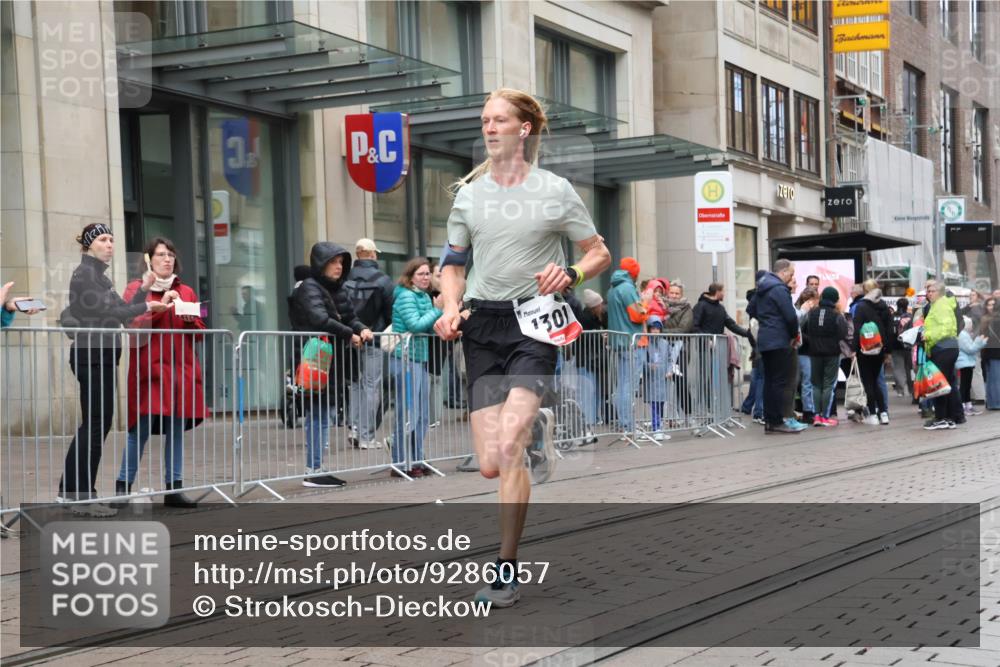 05.10.2025 - 20. swb-Marathon Bremen Strokosch-Dieckow http://msf.ph/oto/9286057 05.10.2025 12:12:59 Ziel 1301, 1301 meine-sportfotos.de