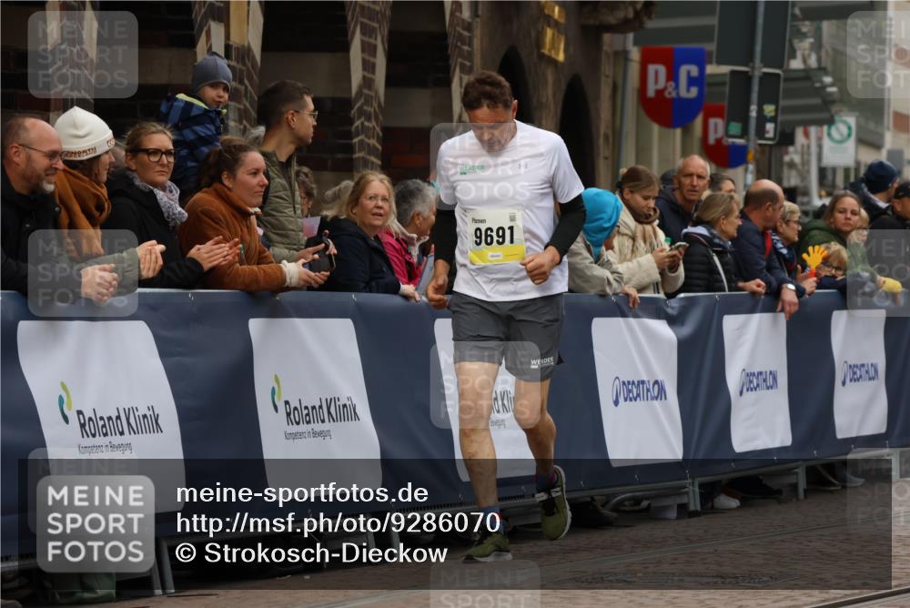 05.10.2025 - 20. swb-Marathon Bremen Strokosch-Dieckow http://msf.ph/oto/9286070 05.10.2025 11:18:51 Ziel 9691, 11625 meine-sportfotos.de
