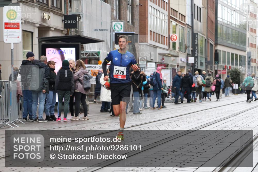 05.10.2025 - 20. swb-Marathon Bremen Strokosch-Dieckow http://msf.ph/oto/9286101 05.10.2025 12:13:51 Ziel 1779, 1779 meine-sportfotos.de