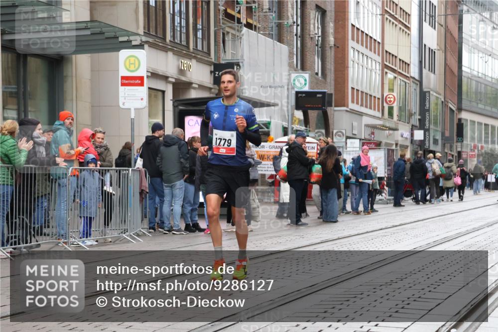 05.10.2025 - 20. swb-Marathon Bremen Strokosch-Dieckow http://msf.ph/oto/9286127 05.10.2025 12:13:52 Ziel 1779, 1779 meine-sportfotos.de