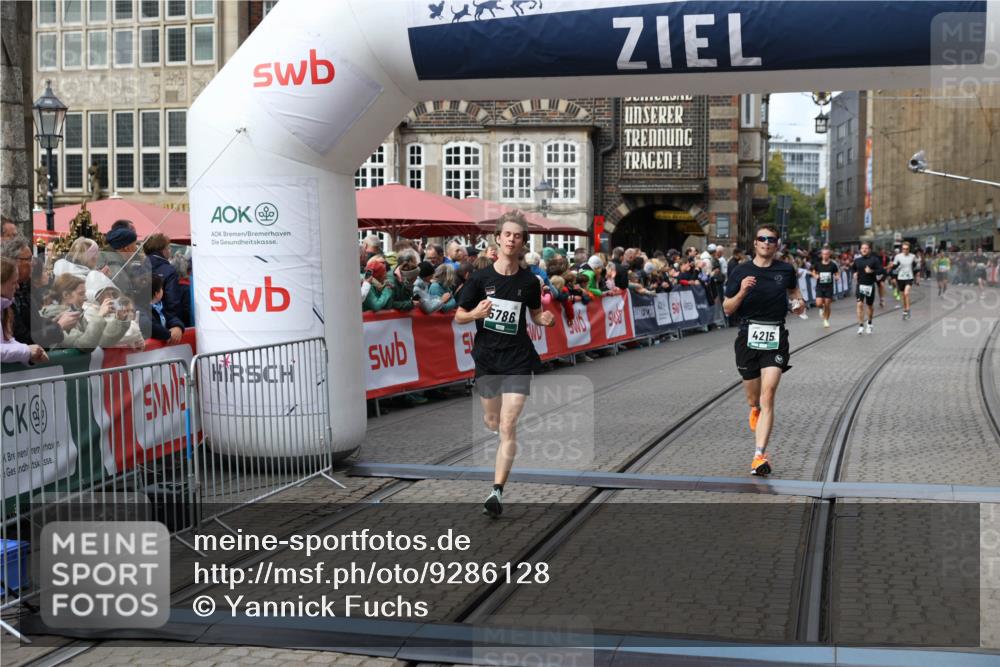 05.10.2025 - 20. swb-Marathon Bremen Yannick Fuchs http://msf.ph/oto/9286128 05.10.2025 13:04:05 Ziel 1105, 3061, 4215, 5786 meine-sportfotos.de