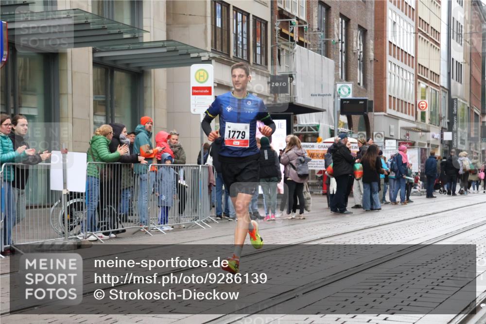 05.10.2025 - 20. swb-Marathon Bremen Strokosch-Dieckow http://msf.ph/oto/9286139 05.10.2025 12:13:53 Ziel 1779, 1779 meine-sportfotos.de