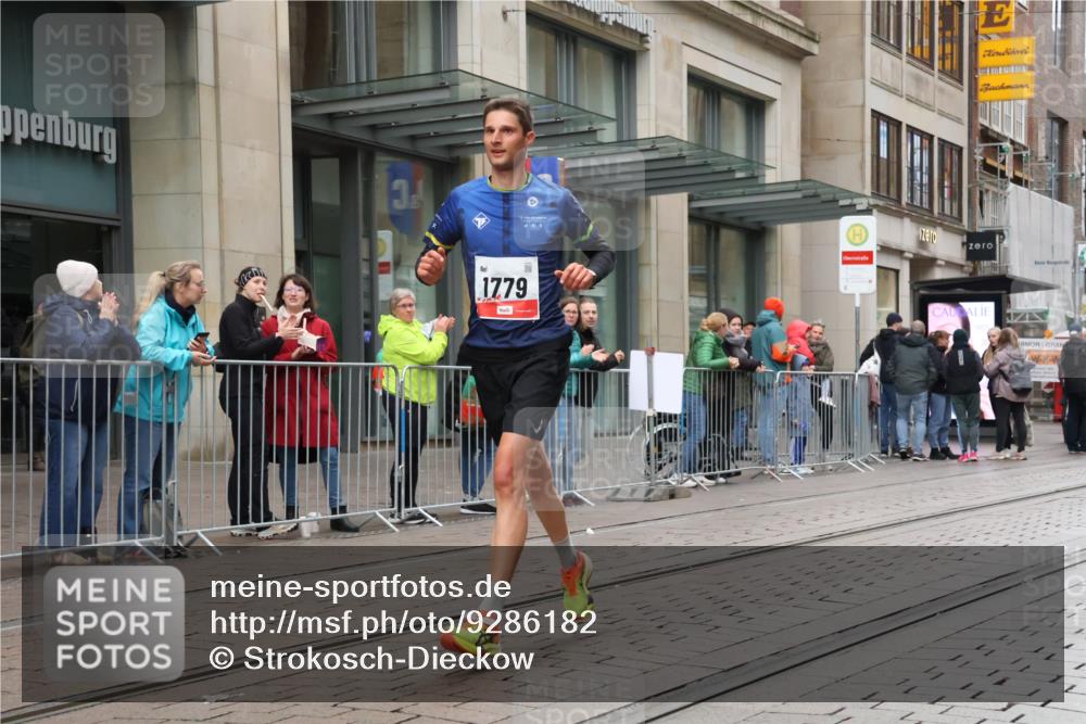 05.10.2025 - 20. swb-Marathon Bremen Strokosch-Dieckow http://msf.ph/oto/9286182 05.10.2025 12:13:54 Ziel 1779, 1779 meine-sportfotos.de