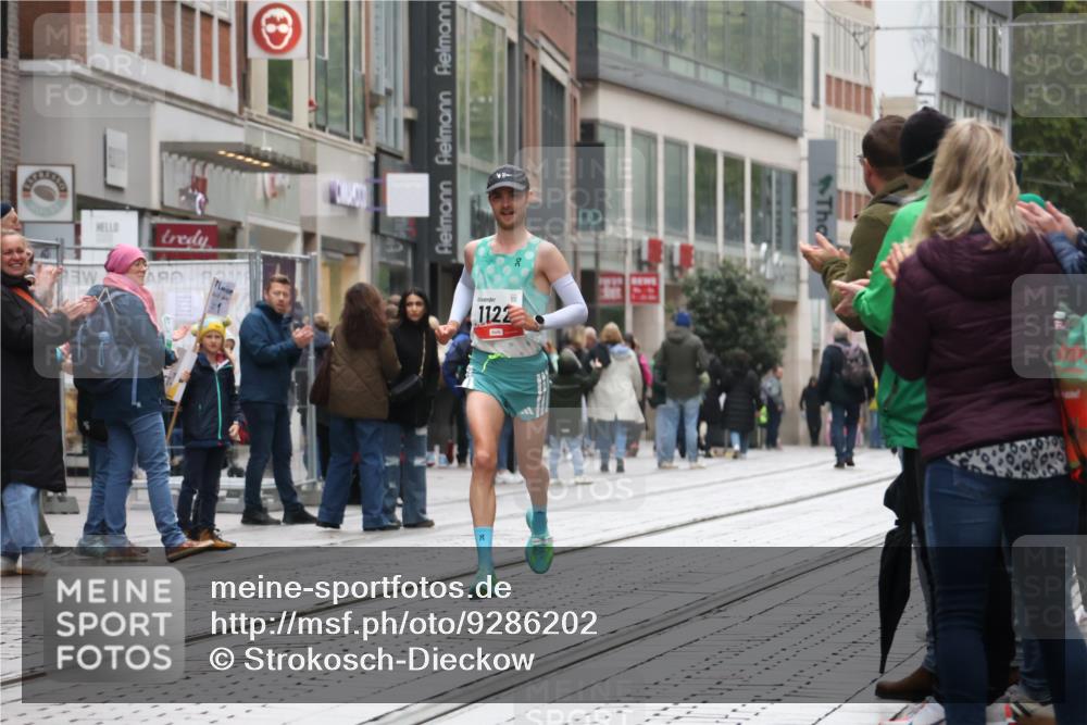 05.10.2025 - 20. swb-Marathon Bremen Strokosch-Dieckow http://msf.ph/oto/9286202 05.10.2025 12:14:23 Ziel 1122, 1122 meine-sportfotos.de