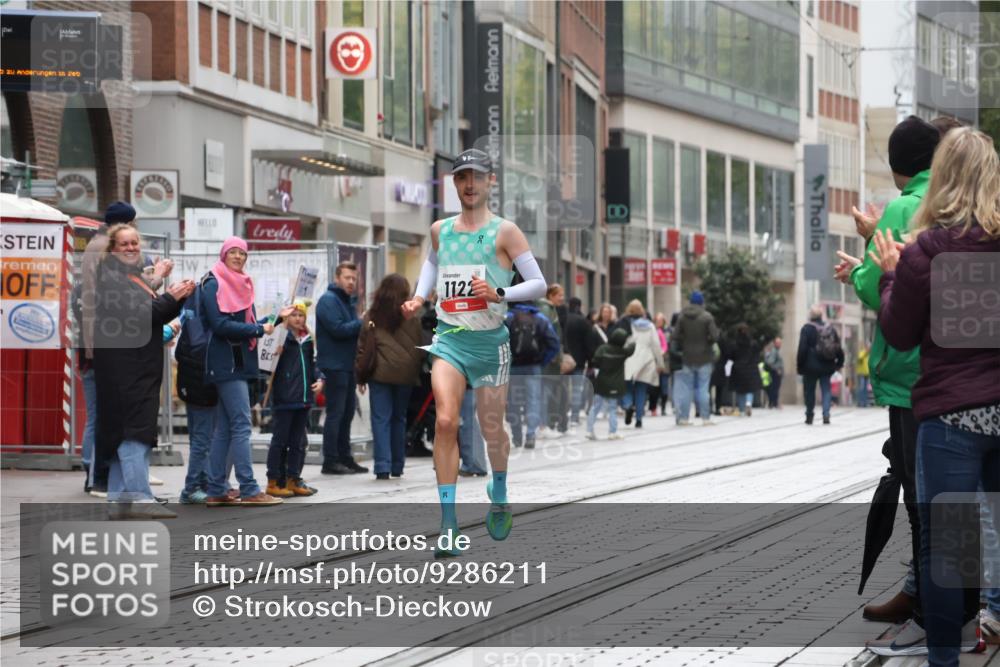 05.10.2025 - 20. swb-Marathon Bremen Strokosch-Dieckow http://msf.ph/oto/9286211 05.10.2025 12:14:24 Ziel 1122, 1122 meine-sportfotos.de