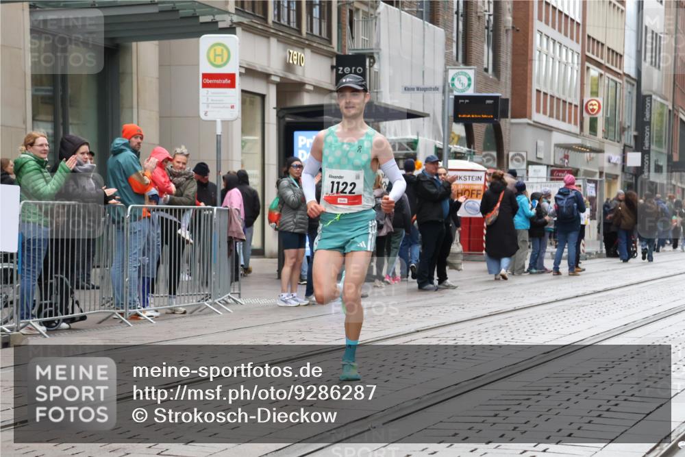 05.10.2025 - 20. swb-Marathon Bremen Strokosch-Dieckow http://msf.ph/oto/9286287 05.10.2025 12:14:27 Ziel 1122, 1122 meine-sportfotos.de