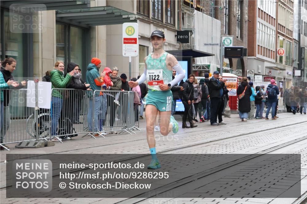 05.10.2025 - 20. swb-Marathon Bremen Strokosch-Dieckow http://msf.ph/oto/9286295 05.10.2025 12:14:27 Ziel 1122, 1122 meine-sportfotos.de