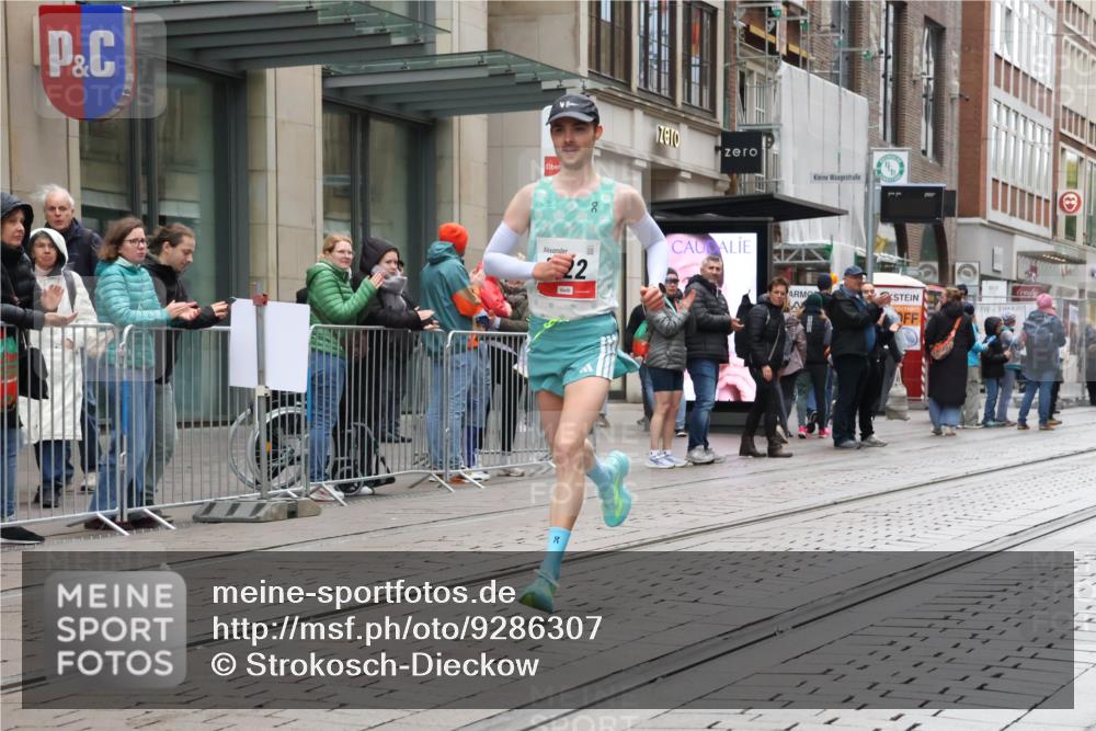 05.10.2025 - 20. swb-Marathon Bremen Strokosch-Dieckow http://msf.ph/oto/9286307 05.10.2025 12:14:27 Ziel 1122, 1122 meine-sportfotos.de