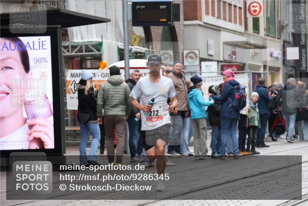 05.10.2025 - 20. swb-Marathon Bremen Strokosch-Dieckow http://msf.ph/oto/9286345 05.10.2025 12:14:51 Ziel 212, 212 meine-sportfotos.de