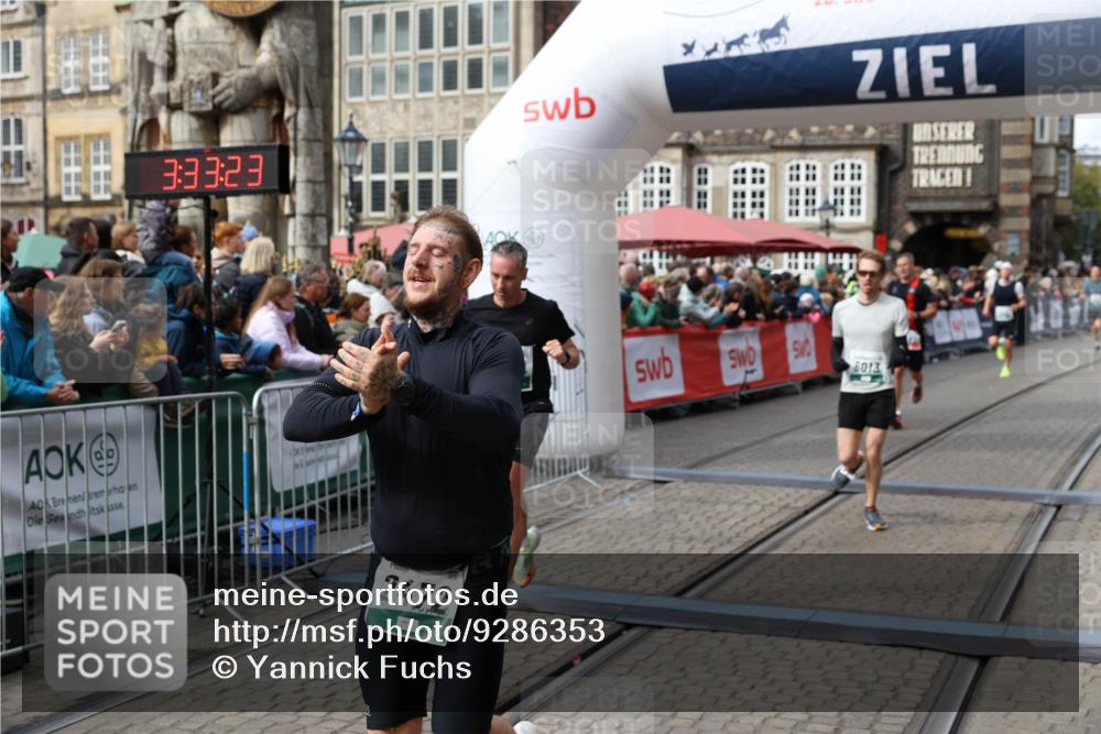 05.10.2025 - 20. swb-Marathon Bremen Yannick Fuchs http://msf.ph/oto/9286353 05.10.2025 13:04:12 Ziel 1652, 2472, 2482, 2656, 4215, 7070, 8013 meine-sportfotos.de