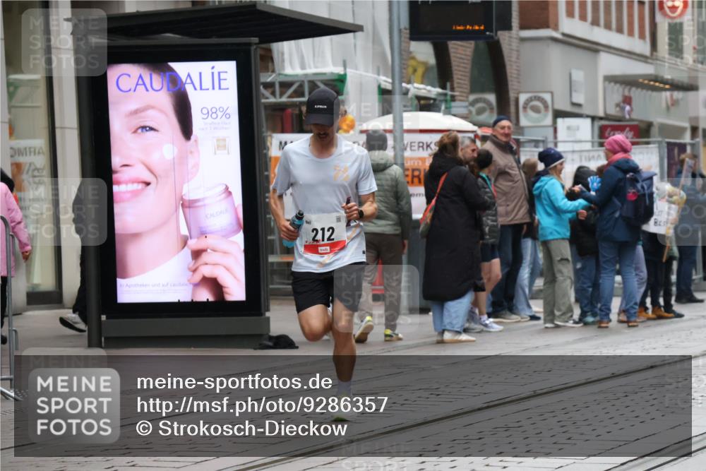 05.10.2025 - 20. swb-Marathon Bremen Strokosch-Dieckow http://msf.ph/oto/9286357 05.10.2025 12:14:52 Ziel 212, 212 meine-sportfotos.de