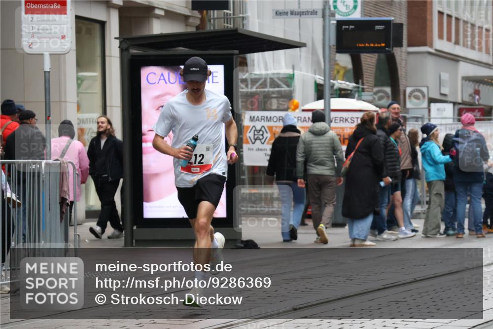 05.10.2025 - 20. swb-Marathon Bremen Strokosch-Dieckow http://msf.ph/oto/9286369 05.10.2025 12:14:53 Ziel 212, 212 meine-sportfotos.de