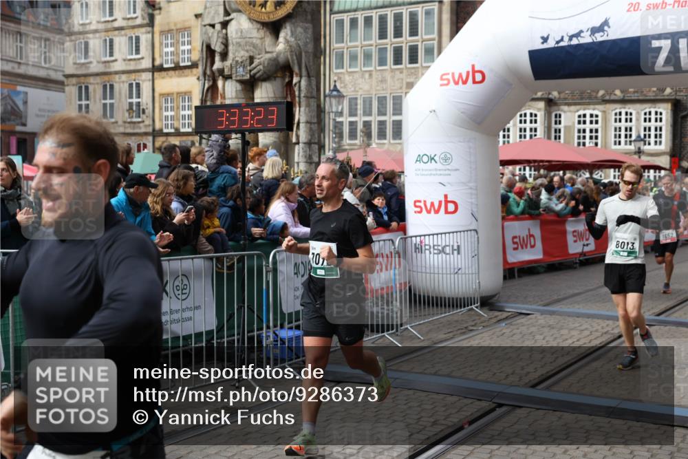 05.10.2025 - 20. swb-Marathon Bremen Yannick Fuchs http://msf.ph/oto/9286373 05.10.2025 13:04:12 Ziel 1652, 2472, 2482, 2656, 4215, 7070, 8013 meine-sportfotos.de
