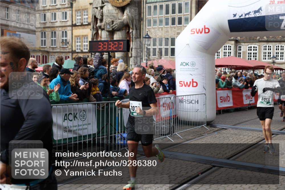 05.10.2025 - 20. swb-Marathon Bremen Yannick Fuchs http://msf.ph/oto/9286380 05.10.2025 13:04:12 Ziel 1652, 2472, 2482, 2656, 4215, 7070, 8013 meine-sportfotos.de