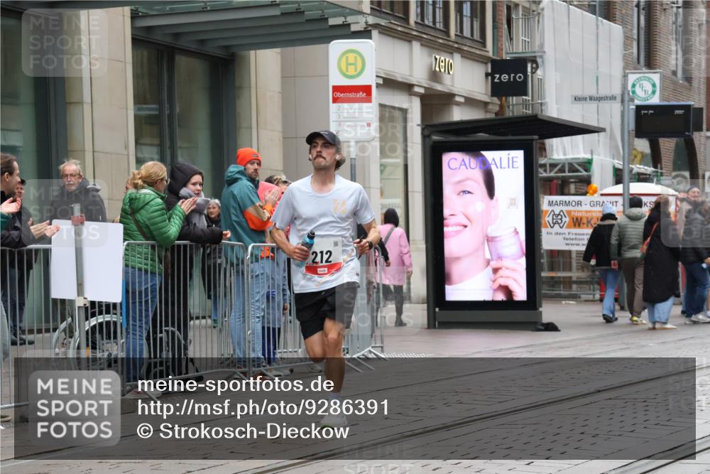 05.10.2025 - 20. swb-Marathon Bremen Strokosch-Dieckow http://msf.ph/oto/9286391 05.10.2025 12:14:54 Ziel 212, 212 meine-sportfotos.de