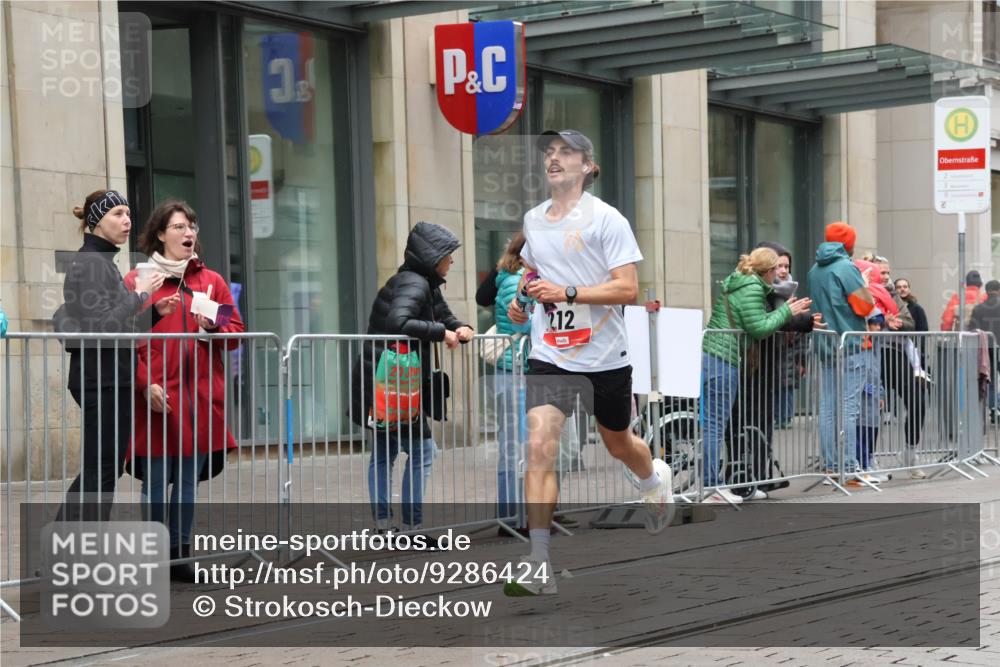 05.10.2025 - 20. swb-Marathon Bremen Strokosch-Dieckow http://msf.ph/oto/9286424 05.10.2025 12:14:55 Ziel 212, 212 meine-sportfotos.de