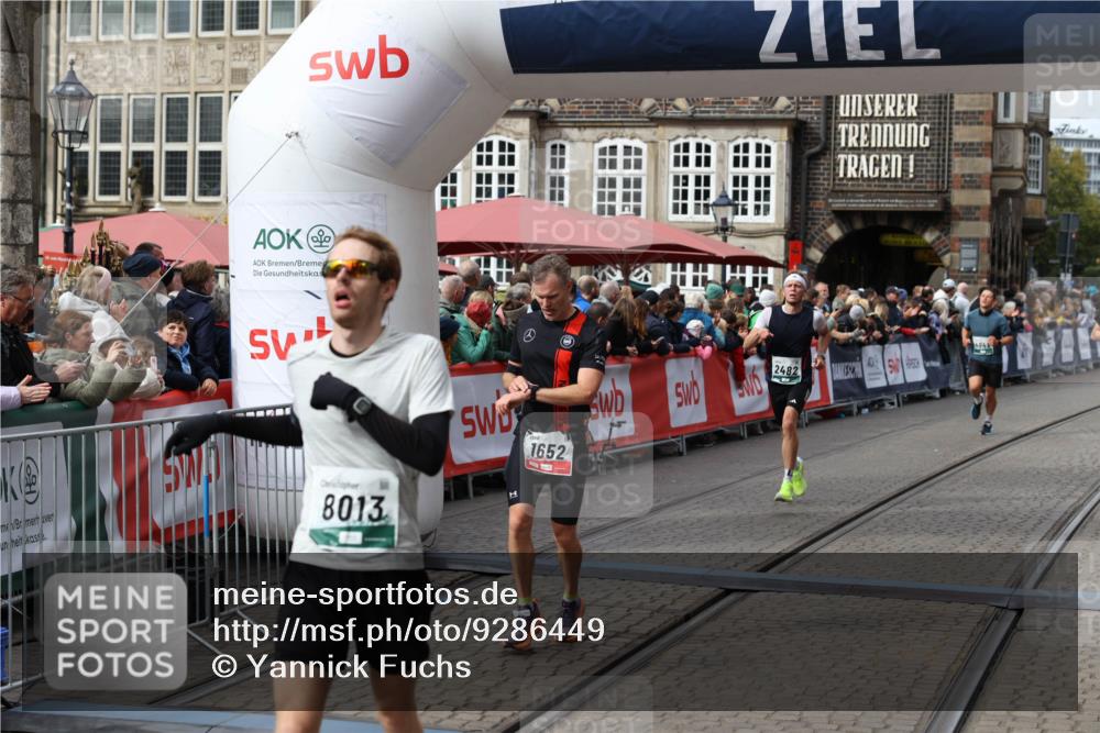 05.10.2025 - 20. swb-Marathon Bremen Yannick Fuchs http://msf.ph/oto/9286449 05.10.2025 13:04:14 Ziel 1652, 2472, 2482, 2656, 4848, 7070, 8013 meine-sportfotos.de