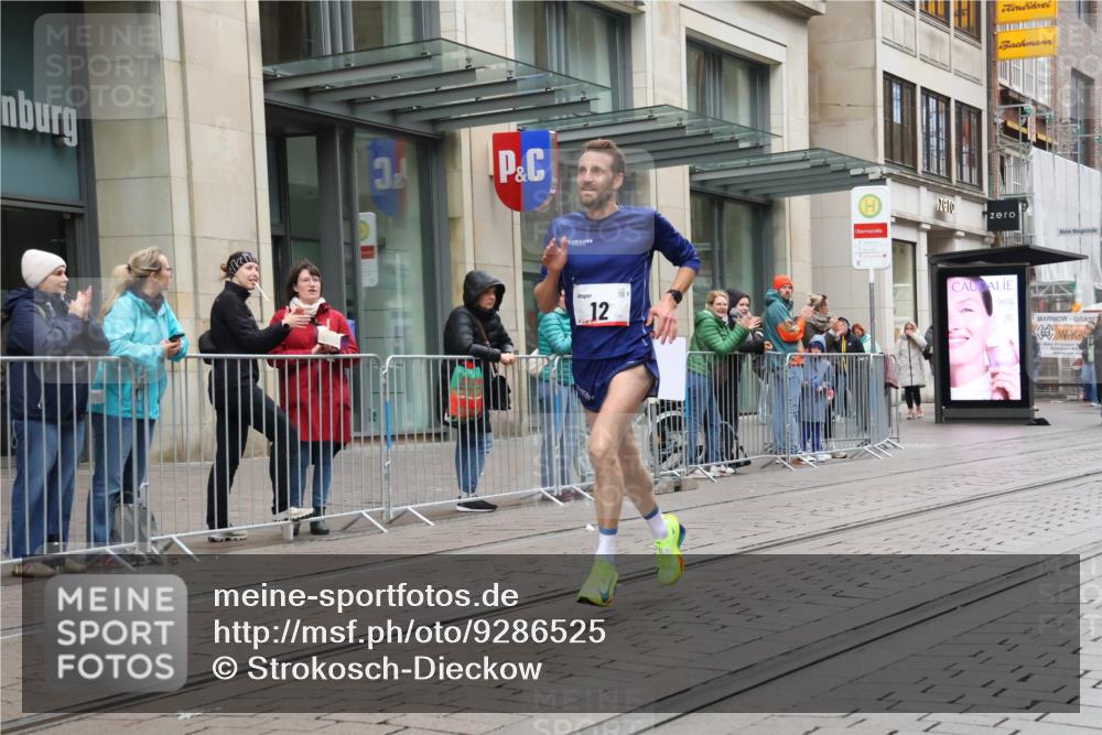 05.10.2025 - 20. swb-Marathon Bremen Strokosch-Dieckow http://msf.ph/oto/9286525 05.10.2025 12:15:25 Ziel 12, 12 meine-sportfotos.de