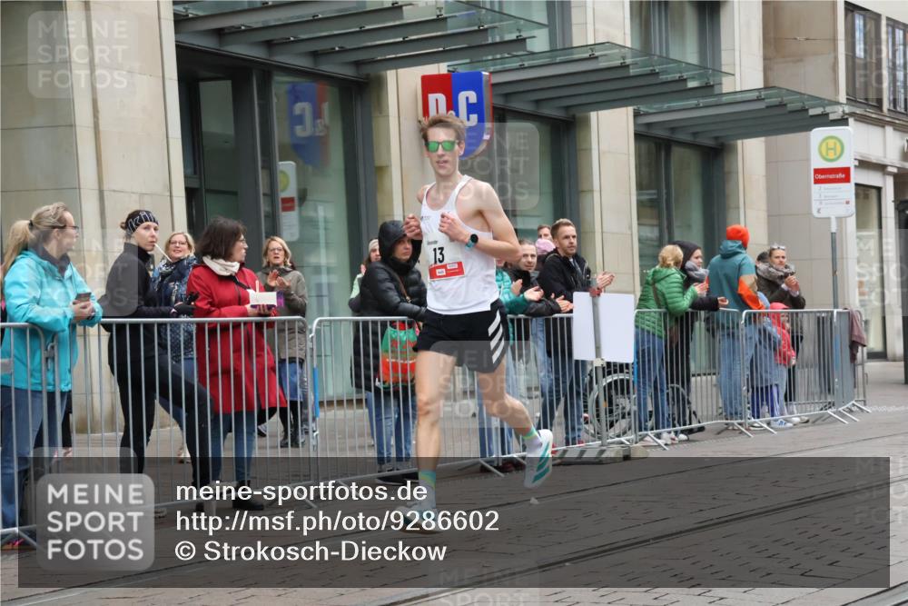 05.10.2025 - 20. swb-Marathon Bremen Strokosch-Dieckow http://msf.ph/oto/9286602 05.10.2025 12:15:49 Ziel 13, 13 meine-sportfotos.de