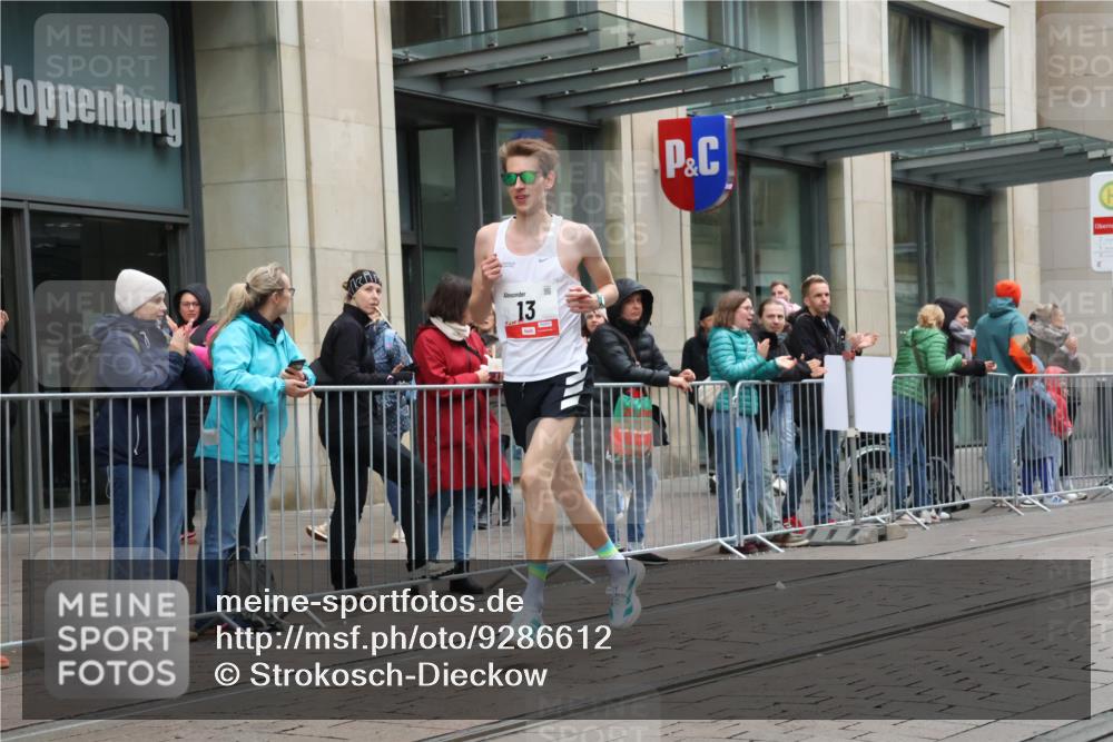 05.10.2025 - 20. swb-Marathon Bremen Strokosch-Dieckow http://msf.ph/oto/9286612 05.10.2025 12:15:49 Ziel 13, 13 meine-sportfotos.de