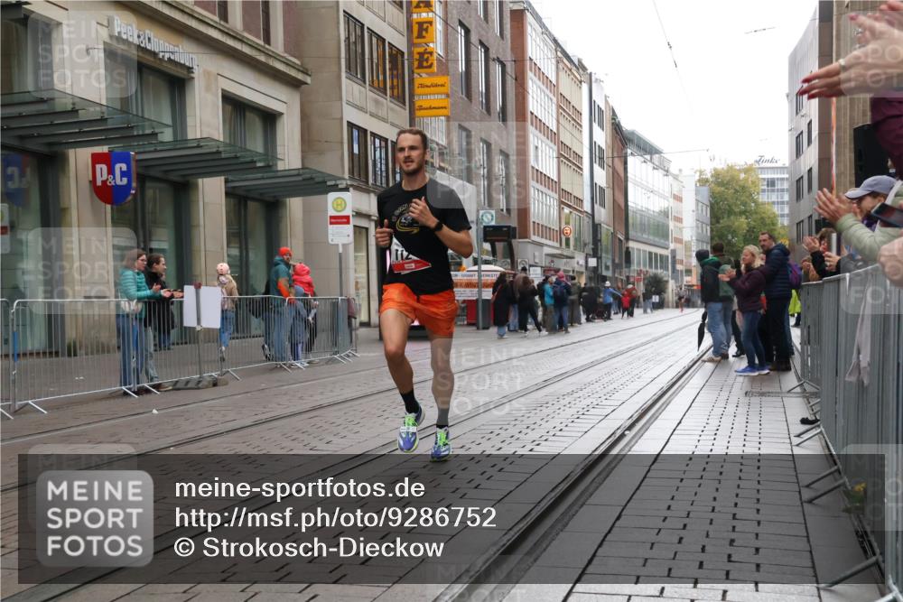 05.10.2025 - 20. swb-Marathon Bremen Strokosch-Dieckow http://msf.ph/oto/9286752 05.10.2025 12:17:19 Ziel 404, 1124, 1739, 404, 1124, 1739 meine-sportfotos.de