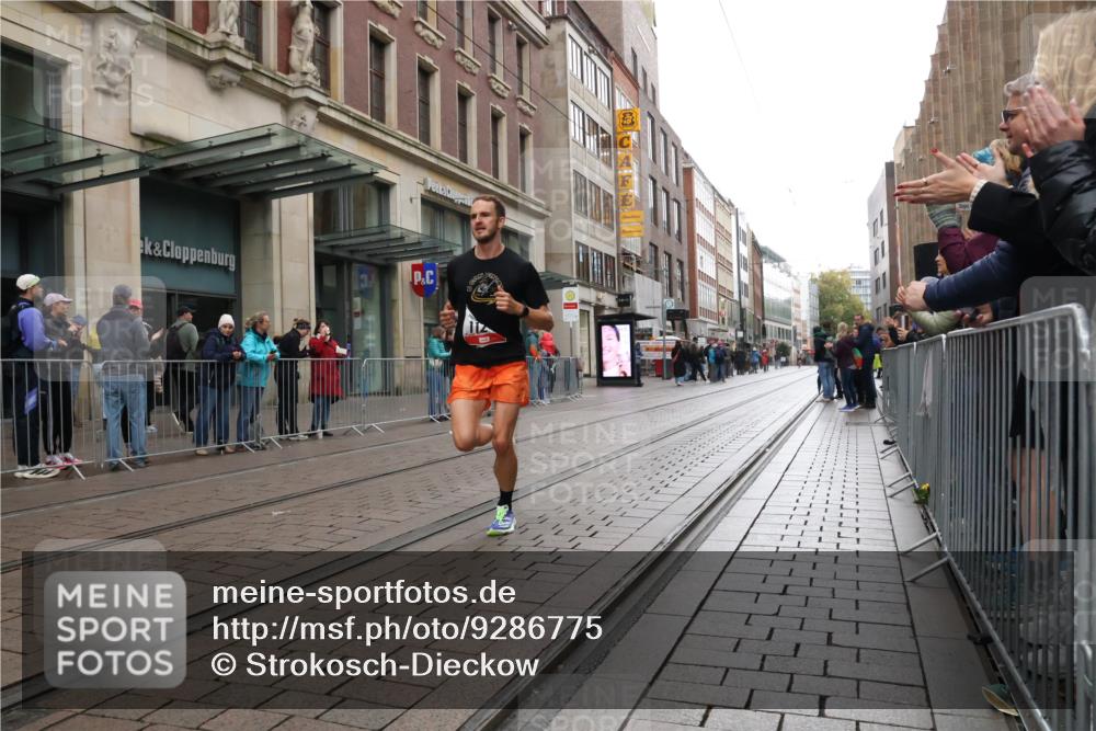 05.10.2025 - 20. swb-Marathon Bremen Strokosch-Dieckow http://msf.ph/oto/9286775 05.10.2025 12:17:20 Ziel 404, 1124, 1739, 404, 1124, 1739 meine-sportfotos.de