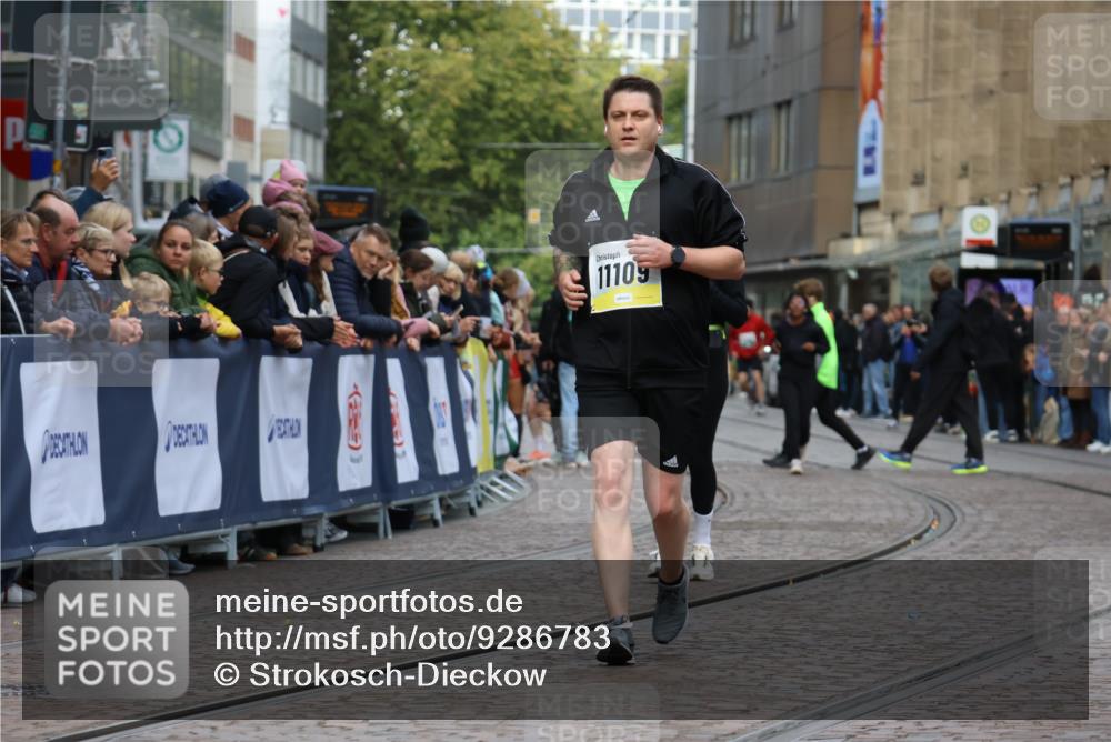 05.10.2025 - 20. swb-Marathon Bremen Strokosch-Dieckow http://msf.ph/oto/9286783 05.10.2025 11:19:26 Ziel 11109 meine-sportfotos.de