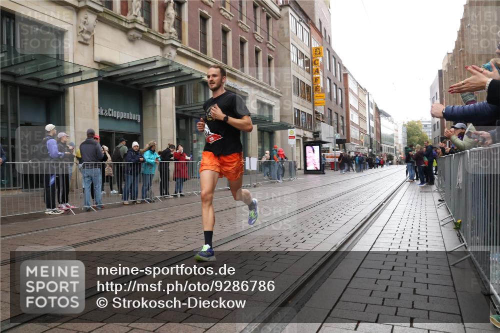 05.10.2025 - 20. swb-Marathon Bremen Strokosch-Dieckow http://msf.ph/oto/9286786 05.10.2025 12:17:20 Ziel 404, 1124, 1739, 404, 1124, 1739 meine-sportfotos.de