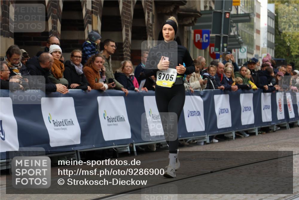 05.10.2025 - 20. swb-Marathon Bremen Strokosch-Dieckow http://msf.ph/oto/9286900 05.10.2025 11:19:32 Ziel 9705, 11109 meine-sportfotos.de