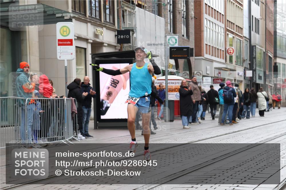 05.10.2025 - 20. swb-Marathon Bremen Strokosch-Dieckow http://msf.ph/oto/9286945 05.10.2025 12:18:58 Ziel 2049, 2049 meine-sportfotos.de