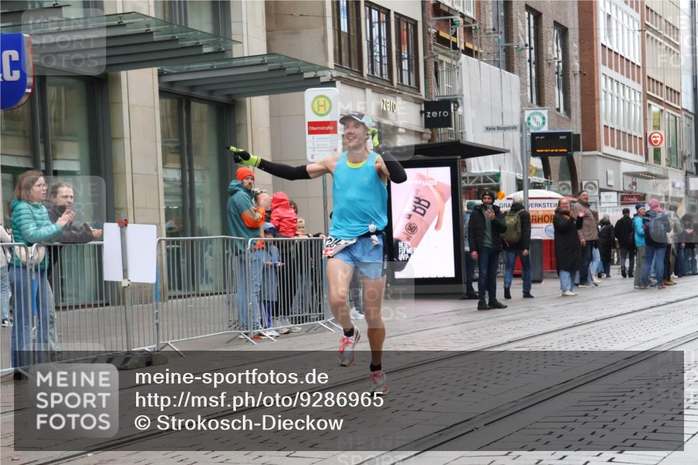 05.10.2025 - 20. swb-Marathon Bremen Strokosch-Dieckow http://msf.ph/oto/9286965 05.10.2025 12:18:59 Ziel 2049, 2049 meine-sportfotos.de