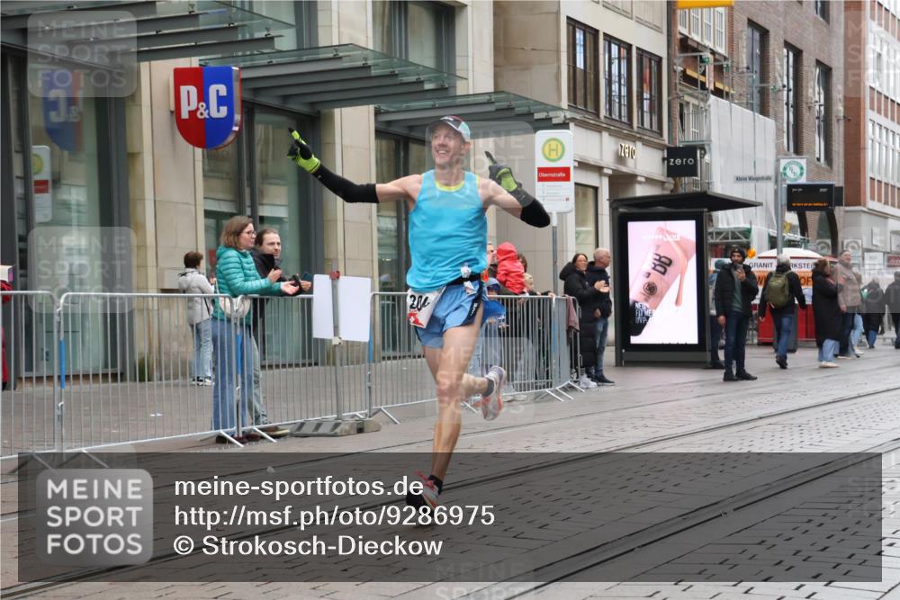 05.10.2025 - 20. swb-Marathon Bremen Strokosch-Dieckow http://msf.ph/oto/9286975 05.10.2025 12:18:59 Ziel 2049, 2049 meine-sportfotos.de