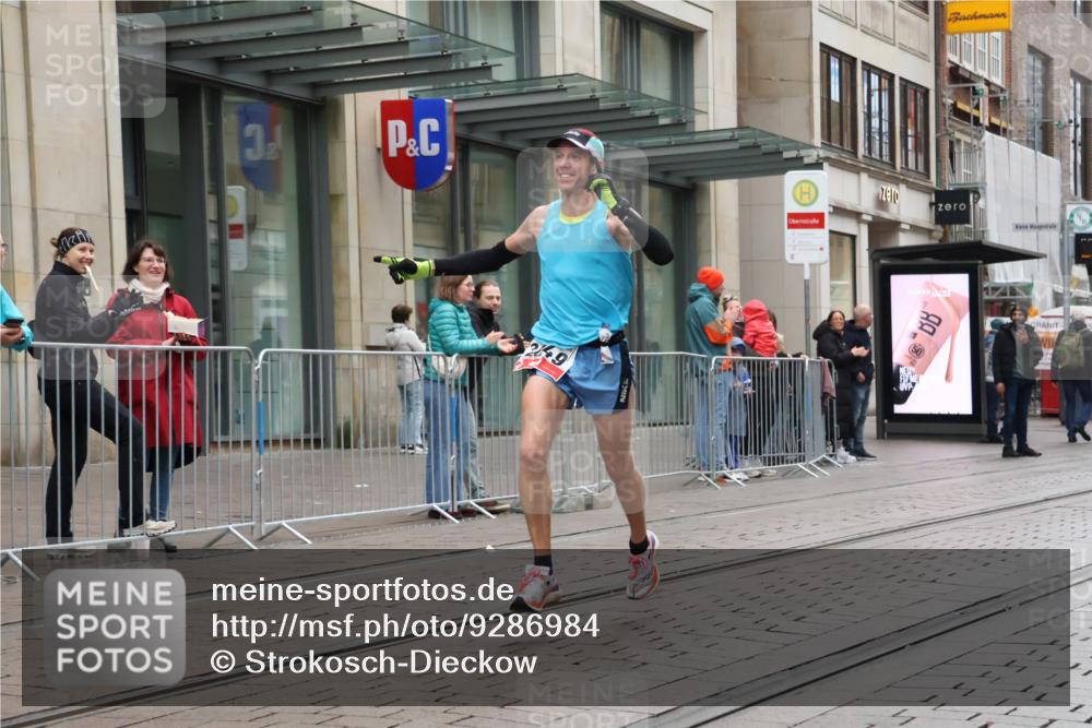 05.10.2025 - 20. swb-Marathon Bremen Strokosch-Dieckow http://msf.ph/oto/9286984 05.10.2025 12:19:00 Ziel 2049, 2049 meine-sportfotos.de