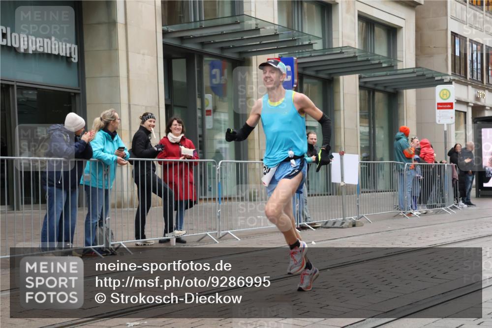 05.10.2025 - 20. swb-Marathon Bremen Strokosch-Dieckow http://msf.ph/oto/9286995 05.10.2025 12:19:00 Ziel 2049, 2049 meine-sportfotos.de