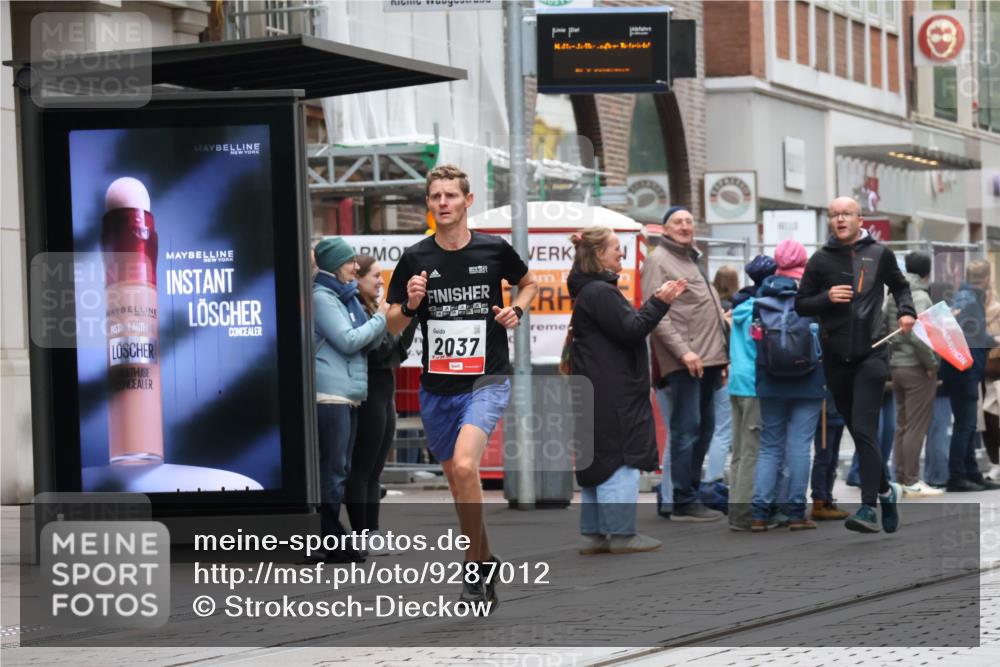 05.10.2025 - 20. swb-Marathon Bremen Strokosch-Dieckow http://msf.ph/oto/9287012 05.10.2025 12:20:09 Ziel 3, 2037, 3, 2037 meine-sportfotos.de